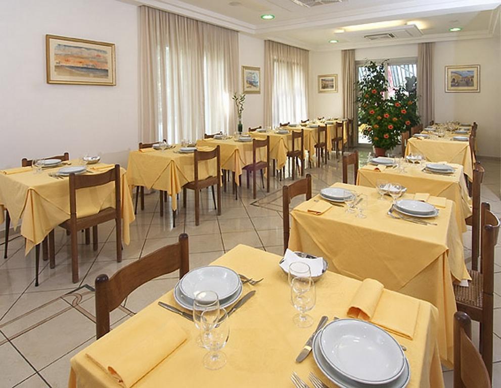 Hotel Vienna Senigallia Buitenkant foto
