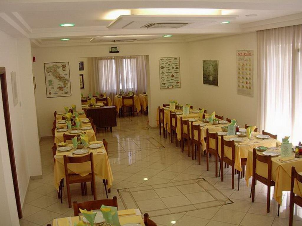 Hotel Vienna Senigallia Buitenkant foto